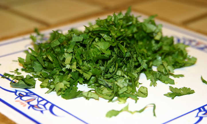 Picar el cilantro antes de congelar