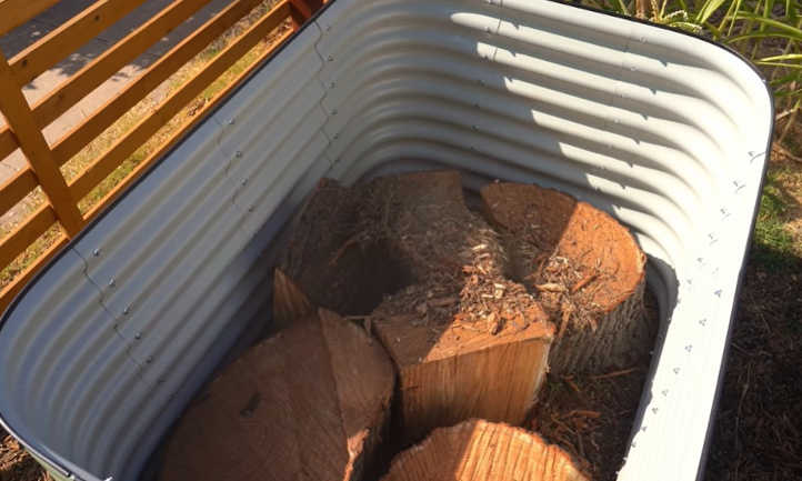 Agregar troncos en la cama elevada