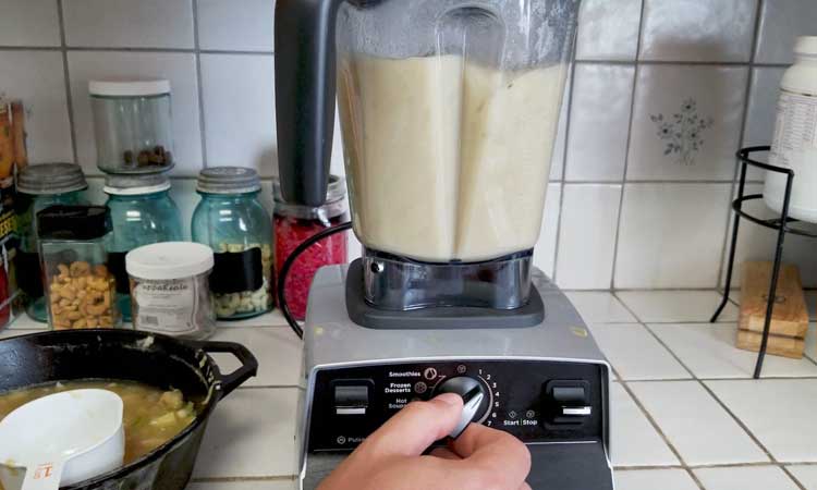 Licuar sopa de patata y puerros