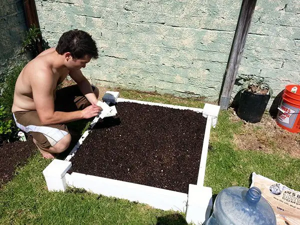Plantar y regar un jardín de pies cuadrados