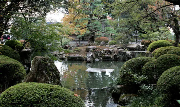 Jardín zen japonés en otoño