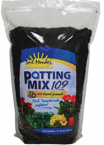 Una imagen vertical de cerca del empaque de Soil Mender Potting Mix 109 en un fondo blanco.