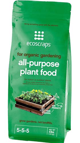 Un primer plano del embalaje de Ecoscraps Organic All-Purpose Plant Food sobre un fondo blanco.