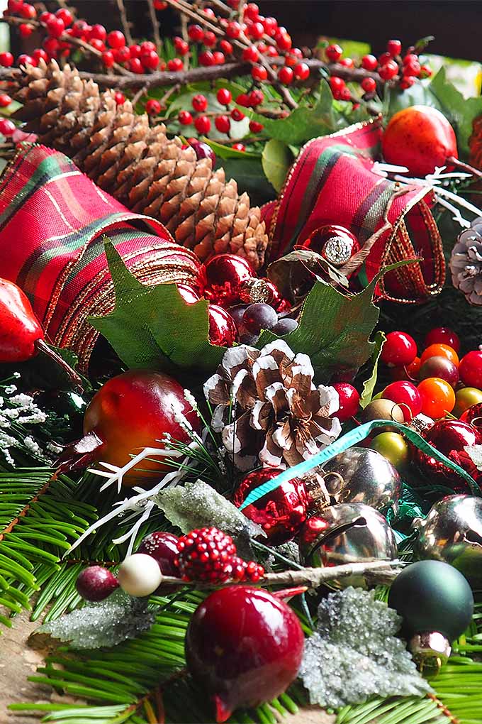 Comience a juntar piñas, ramas de hoja perenne y ramas de acebo.  Es hora de hacer un botín festivo simple para decorar en Navidad.  Lea nuestro sencillo tutorial ahora o haga pin para más tarde: 