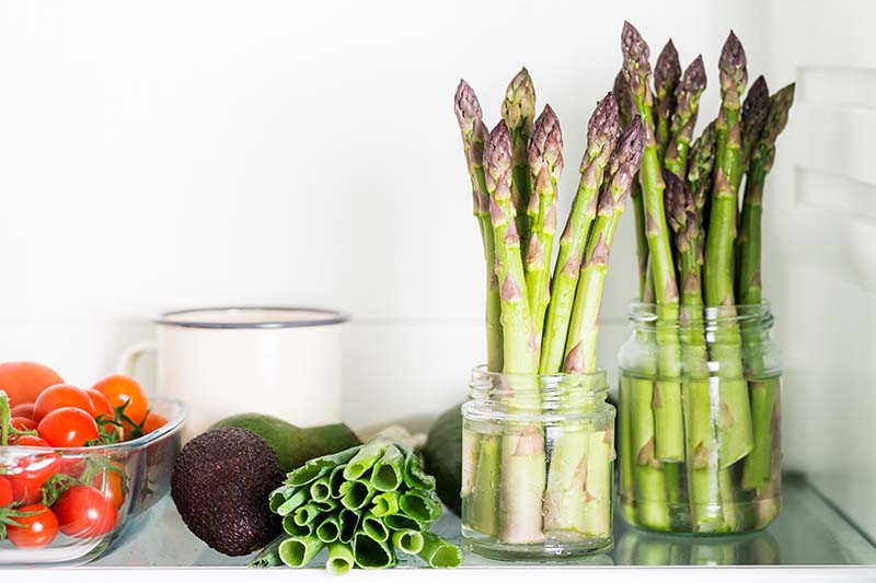 Una imagen horizontal de primer plano de verduras frescas en el frigorífico.