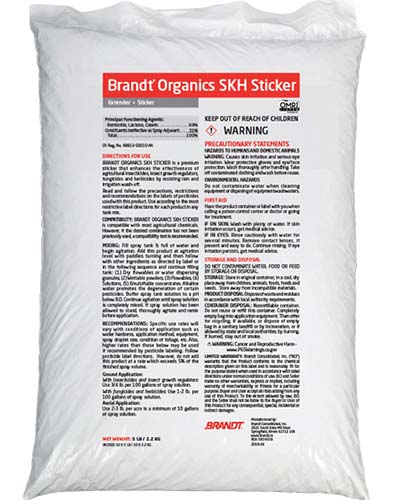 Un primer plano del empaque de una bolsa de plástico blanca de Brand Organics SKH Sticker, para ayudar a que el fungicida se adhiera a las plantas.