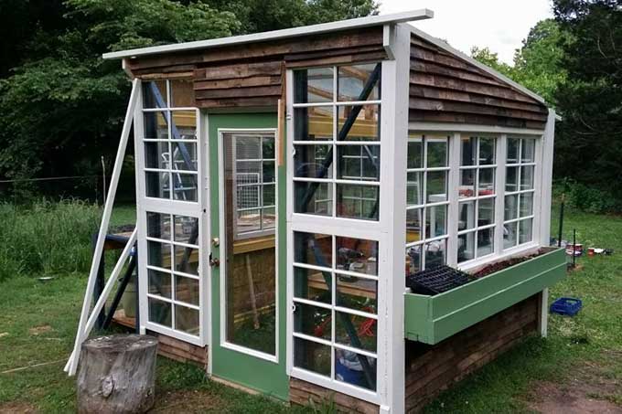 Construya un invernadero con estanterías de paletas gratuitas |  camino del jardinero