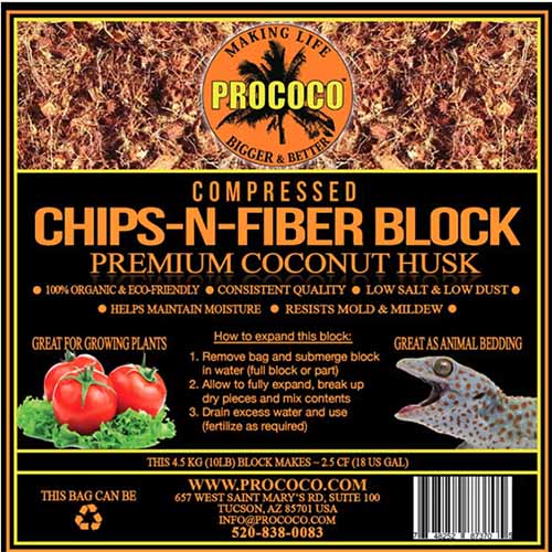 Una imagen cuadrada de primer plano del empaque de Prococo Chips-N-Fiber Premium Coconut Husk Block.