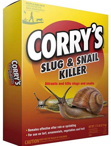 Un primer plano del envase de Corry's Slug and Snail Killer sobre un fondo blanco.