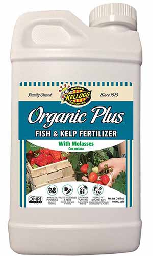 Un primer plano del envase de Organic Plus Fish and Kelp Fertilizer sobre un fondo blanco.