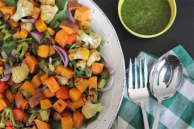 Destaca los sabores de las hierbas frescas con esta receta de ensalada de verduras a la parrilla y aderezo de perejil.  |  
