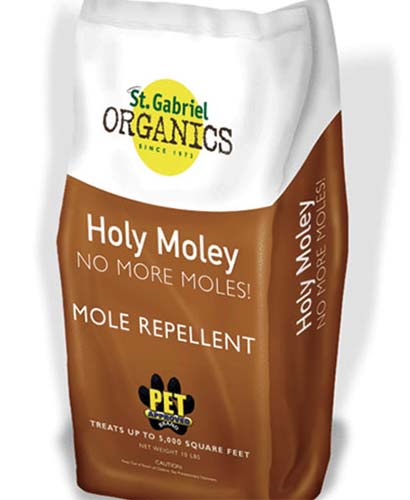 Una imagen vertical de cerca de una bolsa de plástico de St Gabriel Organics Holy Moly Mole Repellent sobre un fondo blanco.