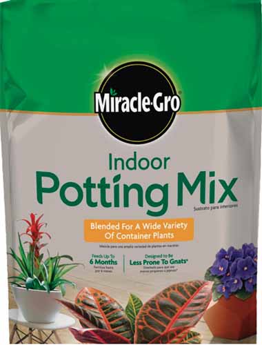 Un primer plano del empaque de MiracleGro Indoor Potting Mix sobre un fondo blanco.