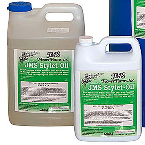 Un primer plano del envase de JMS Stylet-Oil sobre un fondo blanco.