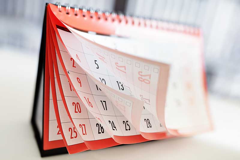 Una imagen horizontal de primer plano de un calendario representado en un fondo de enfoque suave.