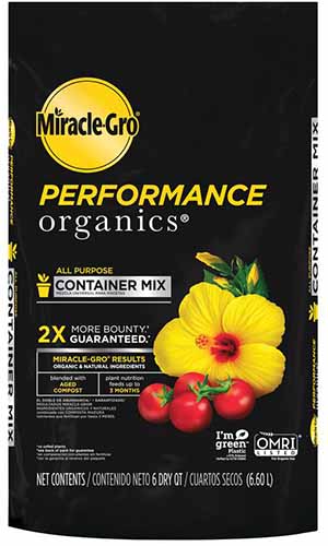 Un primer plano del empaque negro con el texto amarillo de la tierra para macetas Performance Organics de Miracle-Gro sobre un fondo blanco.
