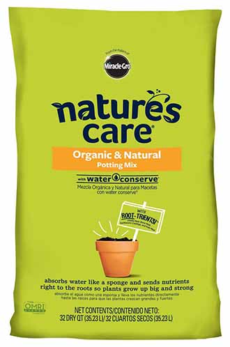 Un primer plano del empaque de la mezcla orgánica para macetas Nature's Care, con empaque verde y texto negro.