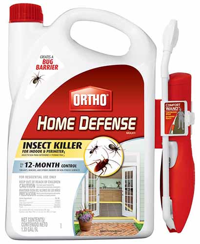 Un primer plano del envase del aerosol insecticida de defensa del hogar Ortho para erradicar plagas de insectos.