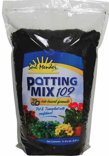 Una imagen vertical de cerca del empaque de Soil Mender Potting Mix 109 en un fondo blanco.