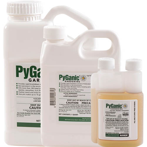 Un primer plano de tres recipientes de plástico diferentes del insecticida a base de permetrina PyGanic.