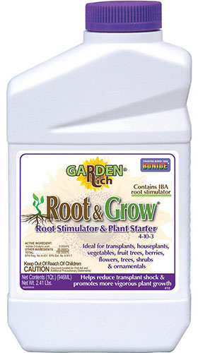 Un primer plano del empaque de Root and Grow, un fertilizante para plantas, fotografiado sobre un fondo blanco.