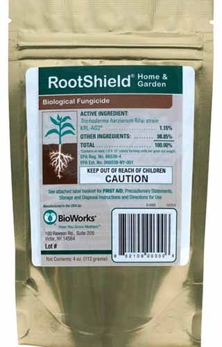 Una imagen vertical de primer plano del envase del fungicida biológico RootShield Home and Garden para el tratamiento de enfermedades fúngicas en las plantas.