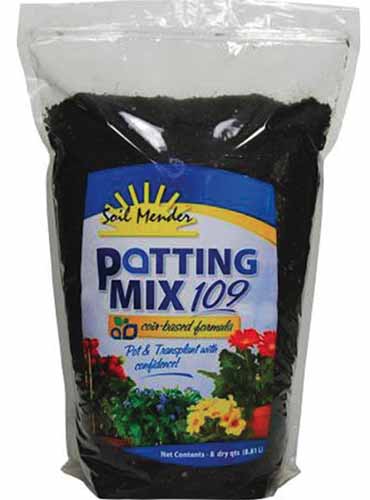 Una imagen cuadrada de primer plano de un paquete de Soil Mender Potting Mix 109 aislado sobre un fondo blanco.