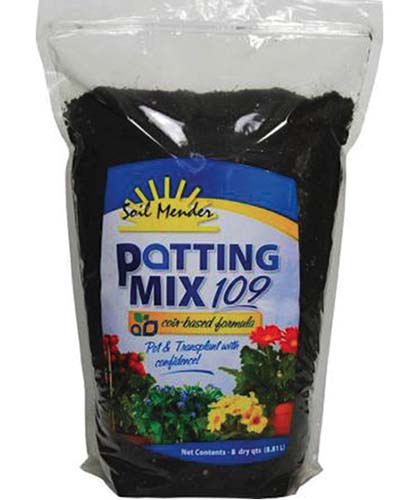 Una imagen vertical de primer plano del envase de Soil Mender Potting Mix 109 sobre un fondo blanco.