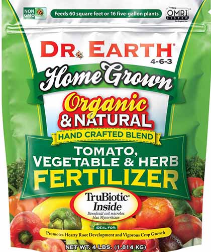 Una imagen cuadrada de primer plano del envase del fertilizante Dr Earth Organic and Natural Tomato, Vegetable, and Herb.