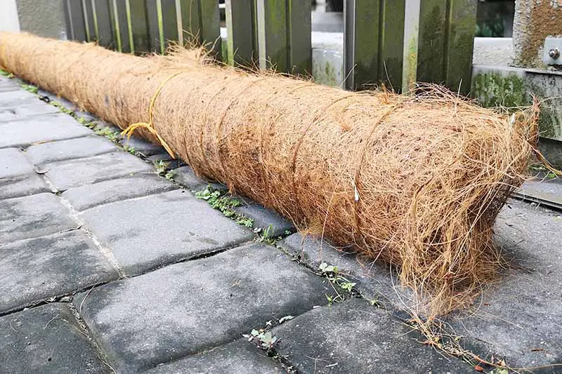 Un rollo de manta para el control de la erosión que se fabrica con fibra de coco.