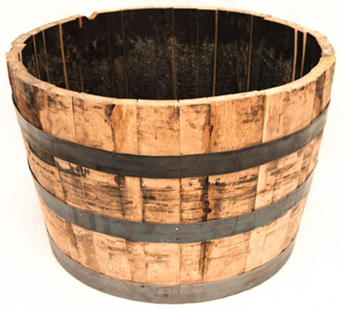 Una imagen cuadrada de primer plano de una sembradora de barriles de whisky en un fondo blanco.