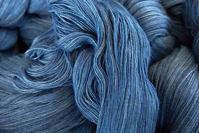 Una imagen horizontal de primer plano de lana azul teñida con índigo.